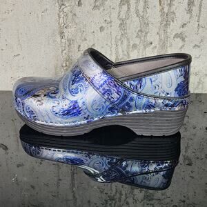 MSRP $140 Dansko Pro LT Patent Leather Blue Silver Paisley Nurse Clog Size 37